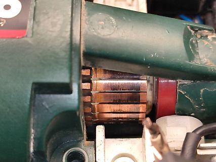 Nahaufnahme eines Elektromotors mit sichtbarem Kupferwicklungen