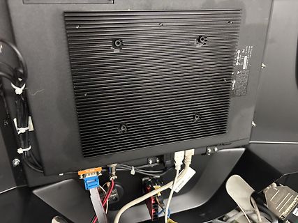 Rückseite eines elektronischen Geräts mit Kühlkörper und Anschlüssen