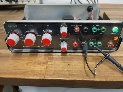 Funktionsgenerator auf Werkstatttisch