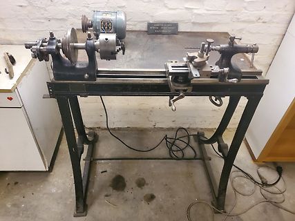 Metalldrehmaschine in einer Werkstatt