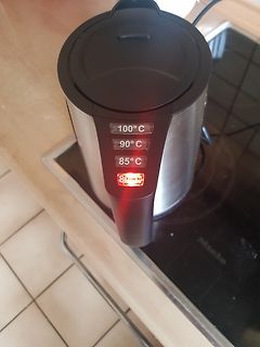 Wasserkocher mit Temperaturanzeige auf Induktionskochfeld