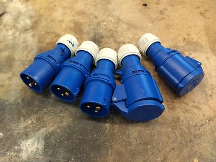 Fünf blaue CEE-Stecker