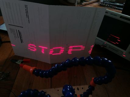 LED-Matrix Anzeige auf Papier mit Oszilloskop im Hintergrund