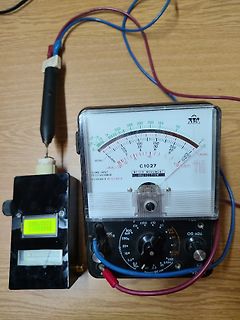 Analoges Multimeter mit Messspitzen und Netzteil