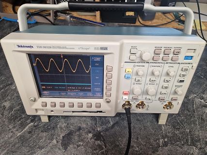 Tektronix TDS 3032B Oszilloskop mit Sinuswelle