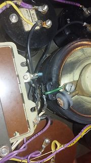 Nahaufnahme von elektrischen Bauteilen und Verkabelung