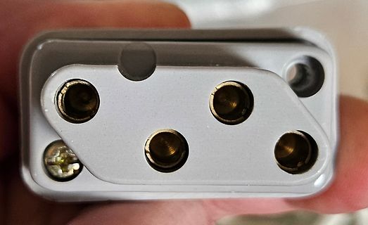 Nahaufnahme eines elektrischen Steckers mit vier Kontakten