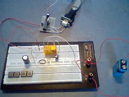 Elektronik-Aufbau mit Breadboard, Kondensatoren und Schaltern