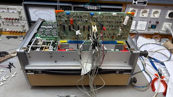 Repariertes oder zerlegtes elektronisches Gerät mit freiliegender Leiterplatte