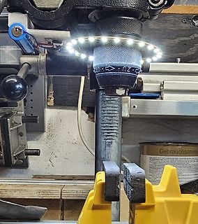 Werkstattaufnahme einer Bohrmaschine mit LED-Ring