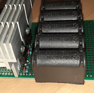 Elektrolytkondensatoren auf Leiterplatte mit Kühlkörper