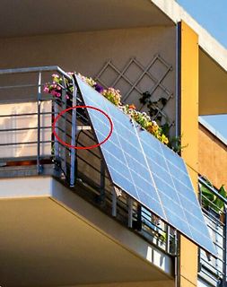 Solarpanel an einem Balkon