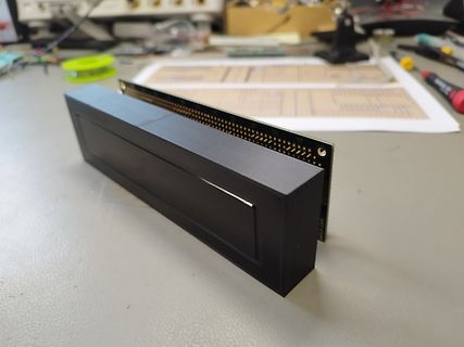 Gehäuse mit Leiterplatte auf Werkstattunterlage