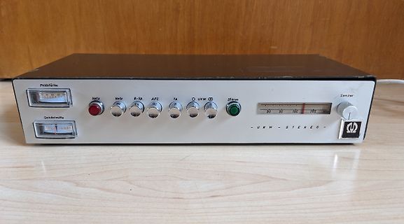 Frontansicht eines UKW-Stereo-Radios