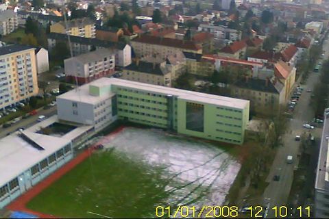 Luftaufnahme einer Stadt mit Gebäuden und Grünflächen