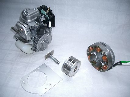 Zerlegte Komponenten eines kleinen Verbrennungsmotors