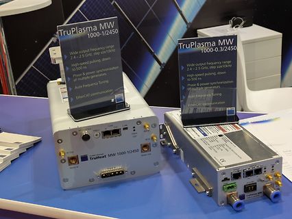 Zwei TruPlasma MW Hochfrequenzgeneratoren auf einem Tisch