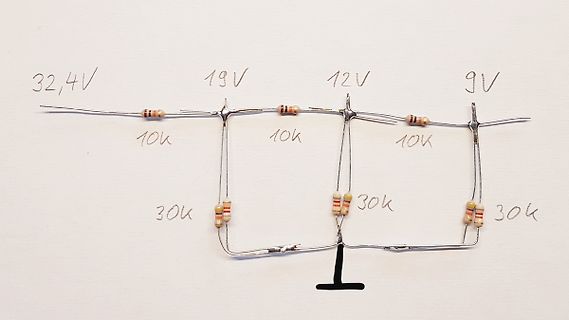 Foto eines handgezeichneten Spannungsteiler-Schaltplans mit Widerständen
