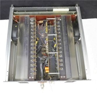 Innenansicht eines elektronischen Geräts mit mehreren Platinen