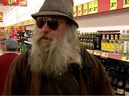 Mann mit Bart und Hut im Supermarkt