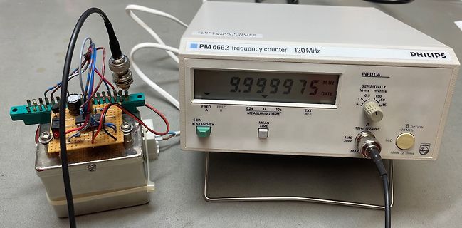 Frequenzzähler und Prototyp-Schaltung auf Lochrasterplatine