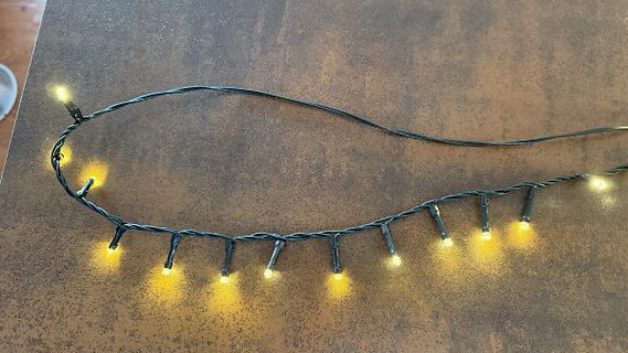 Lichterkette auf Tisch
