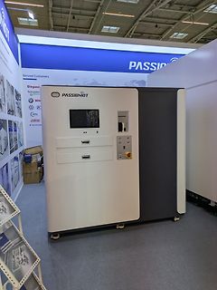Großer weißer PASSIONET Energiespeicher im Messestand