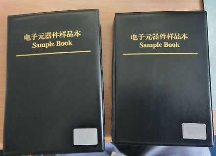 Zwei schwarze Sample Books für elektronische Bauteile