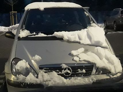 Schneebedecktes Auto