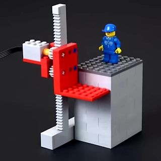 Lego-Modell eines Schraubstocks mit Figur