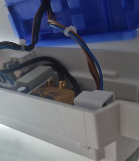 Innenansicht einer elektrischen Anschlussdose mit Verdrahtung
