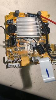 Bestückte Leiterplatte mit Kühlkörper und Elektrolytkondensatoren