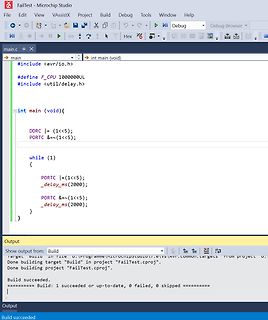 Screenshot von Microchip Studio mit C-Code