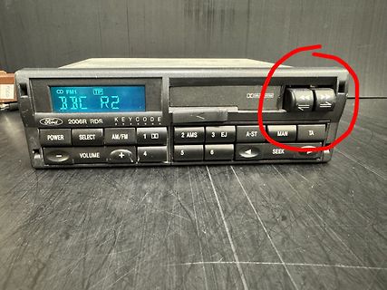 Ford Autoradio mit rot eingekreistem Knopf