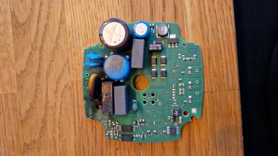 Foto einer Leiterplatte mit Elektrolytkondensatoren