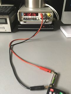 Labornetzteil mit angeschlossener Batterie und Messleitungen