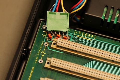Nahaufnahme einer Leiterplatte mit Steckverbindern