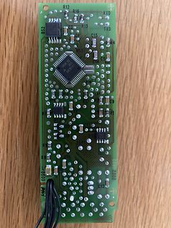 Grüne Leiterplatte mit elektronischen Bauteilen