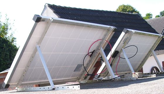 Solarpanele auf einem Dach montiert