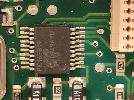Nahaufnahme eines Mikrocontrollers auf einer Leiterplatte