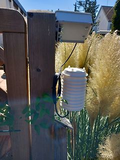 Wetterstation an Holzzaun montiert