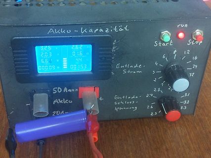 Selbstgebauter Akku-Kapazitätsprüfer mit Display und Reglern