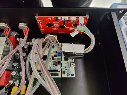 Innenansicht eines elektronischen Geräts mit mehreren Leiterplatten