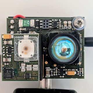 Nahaufnahme einer Kamera-Elektronik mit Objektiv