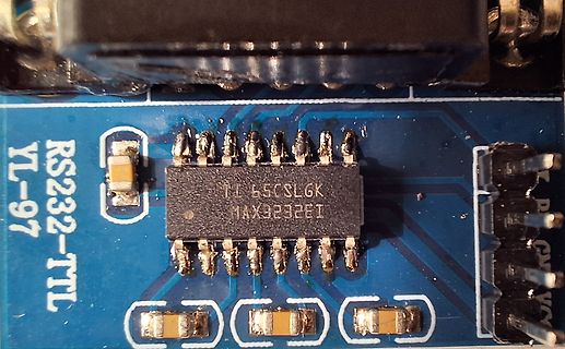 Nahaufnahme einer RS232-TTL Platine mit MAX3232EI Chip