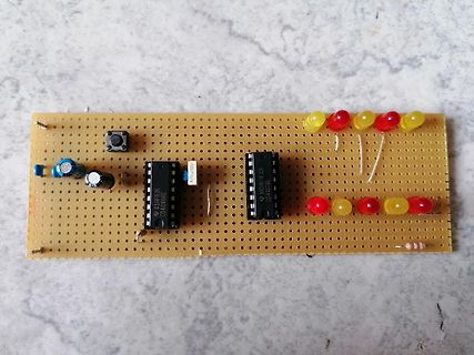 Aufbau auf Lochrasterplatine mit LEDs und ICs