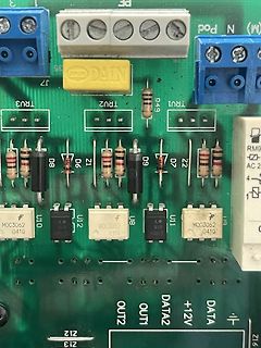 Nahaufnahme einer Leiterplatte mit elektronischen Bauteilen