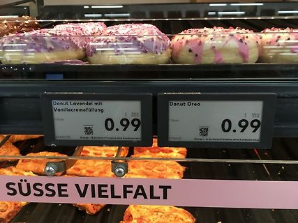 Donuts in einer Verkaufstheke