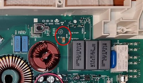 Nahaufnahme einer Leiterplatte mit elektronischen Bauteilen