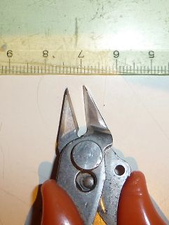 Seitenschneider neben Lineal